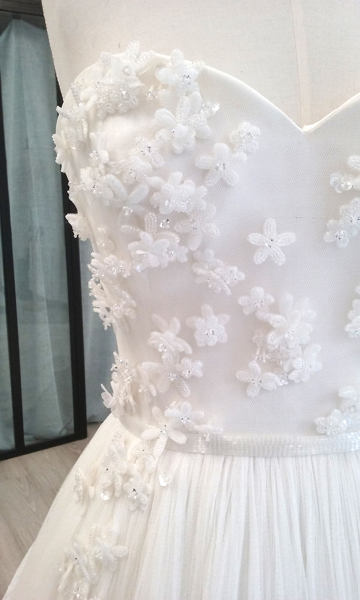 Robe de mariée bustier, brodée de fleurs perlées