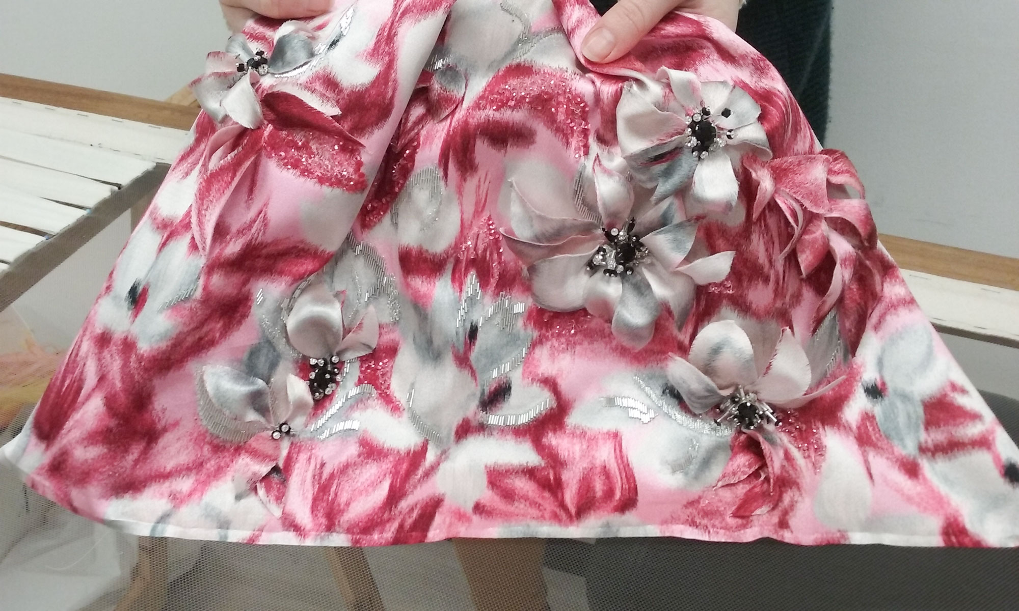 Echantillon de broderie Haute Couture composé de fleurs brodées à l'aiguille sur satin fleuri