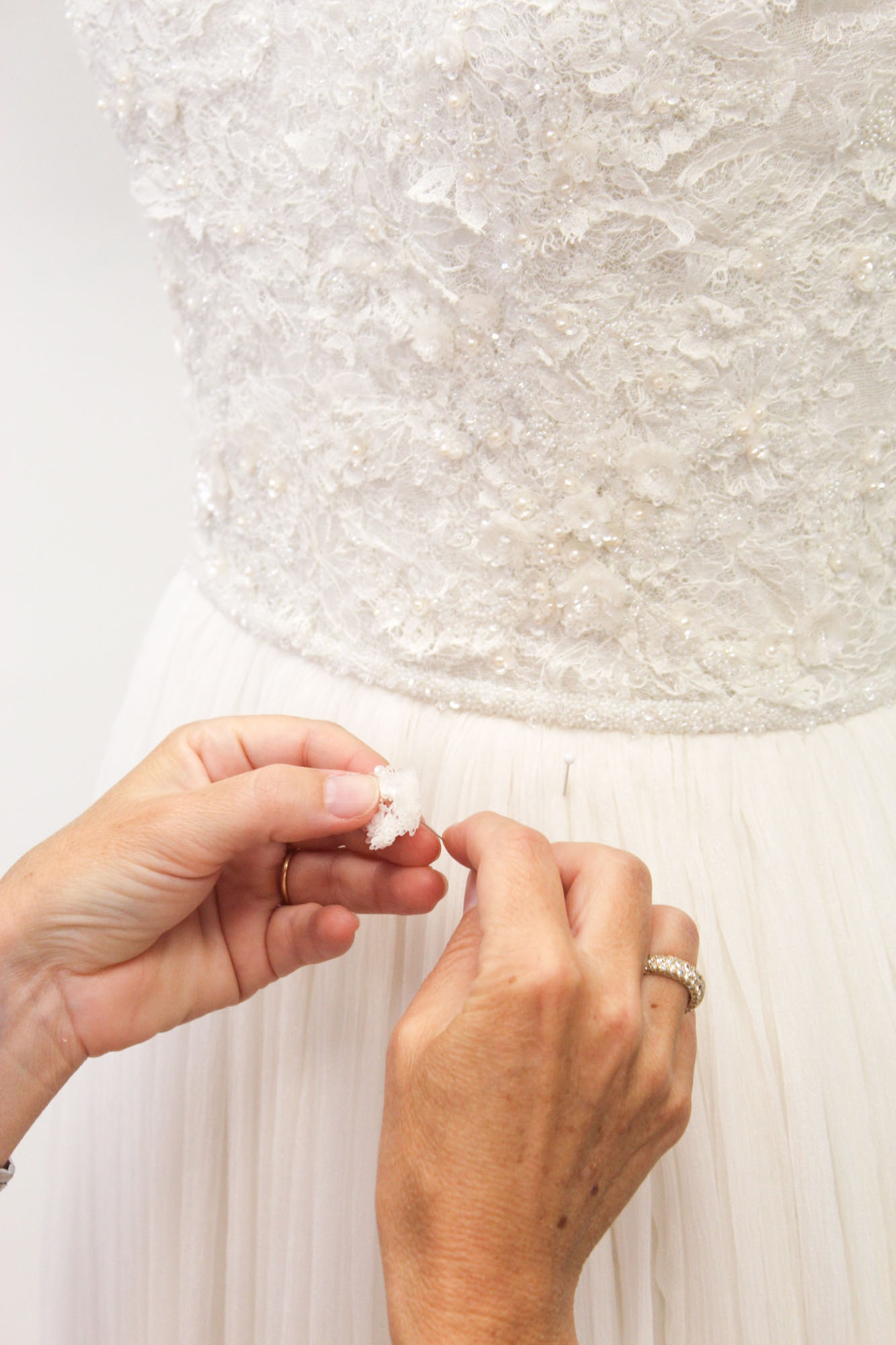 Robe de mariée ,top en dentelle et dos nu rebrodé de dentelle et de perles
