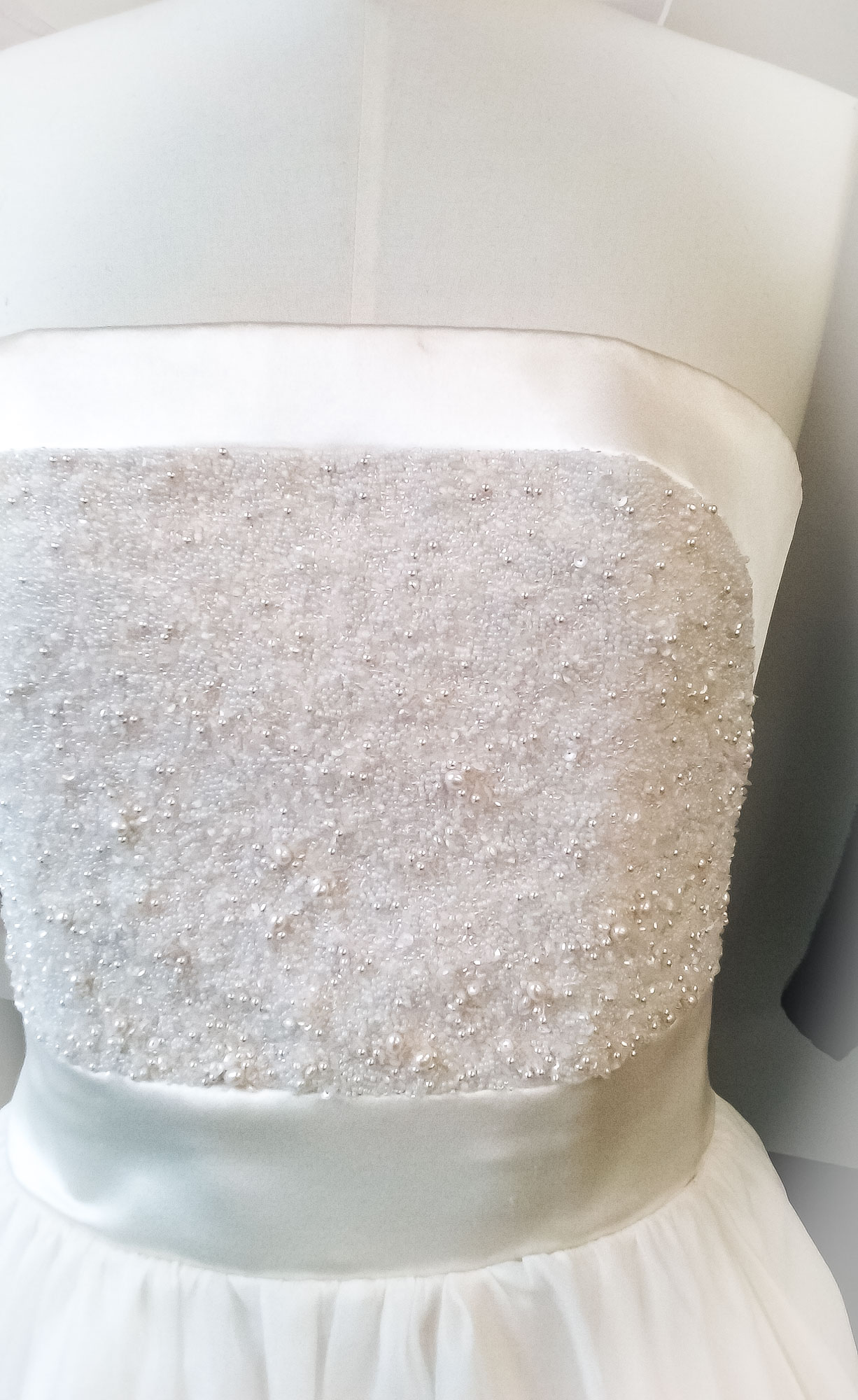 Bustier de robe de mariée entièrement brodée de perles