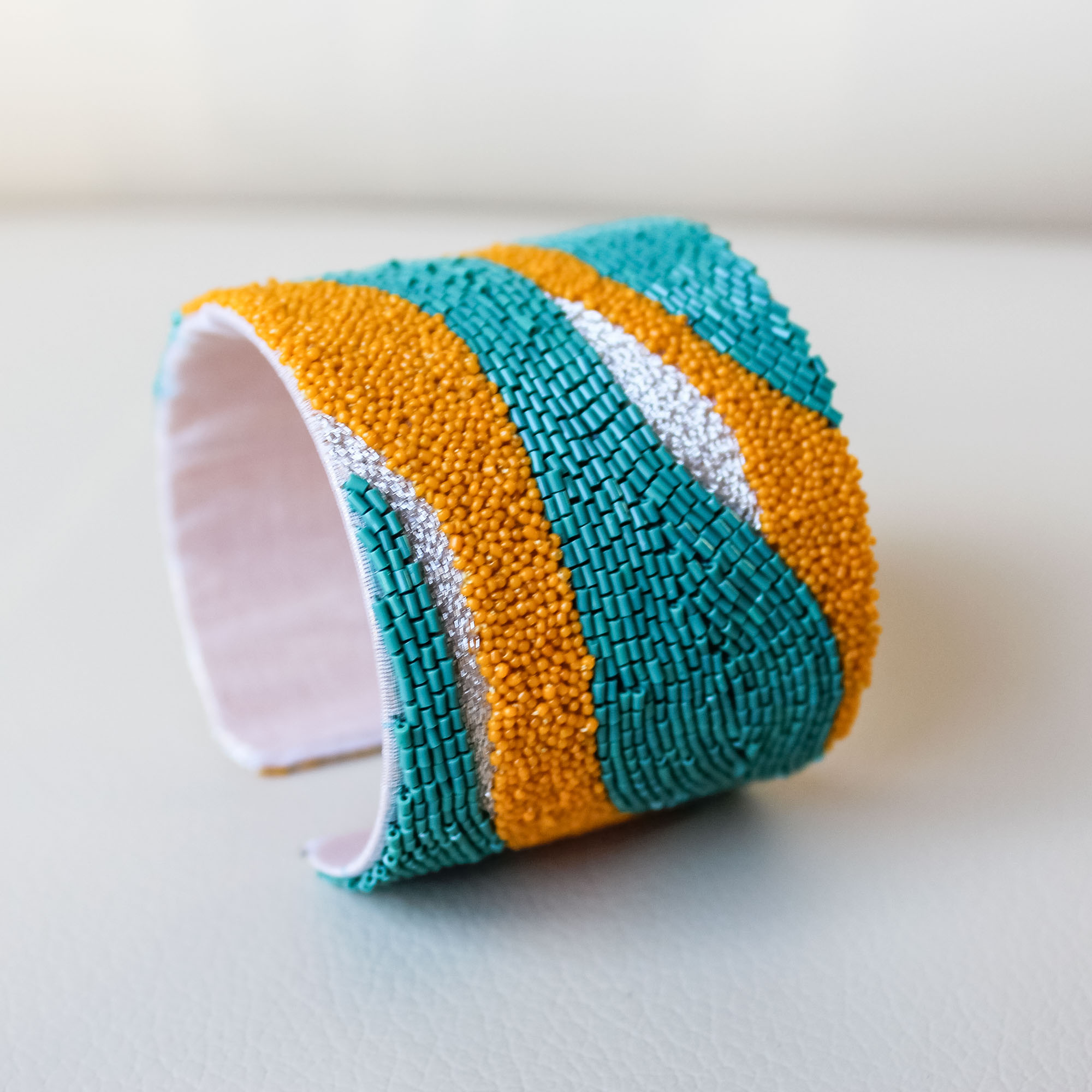 Manchette brodée pièce unique