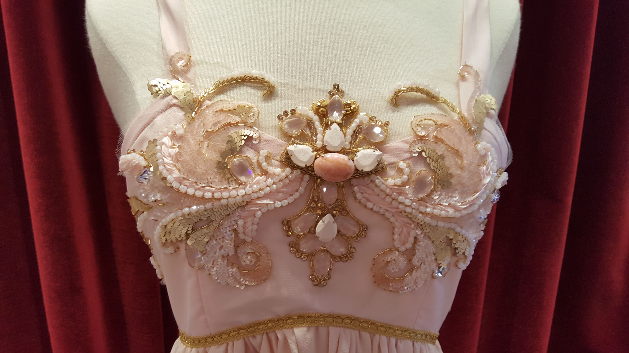 Costume de scene brodé